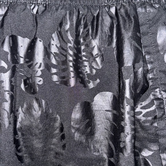 Athleta Women's Printed Running Shorts • Black Tropical Leaf • Size L - Picture 2 of 7